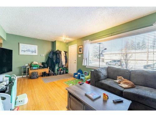 1101 40 Street Se, Calgary, AB - Indoor Photo Showing Living Room