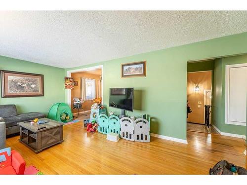 1101 40 Street Se, Calgary, AB - Indoor Photo Showing Living Room