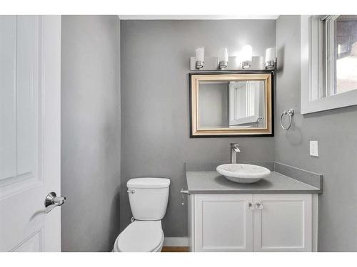 1801B 41 Street Nw, Calgary, AB - Indoor Photo Showing Bathroom