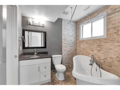 1801B 41 Street Nw, Calgary, AB - Indoor Photo Showing Bathroom