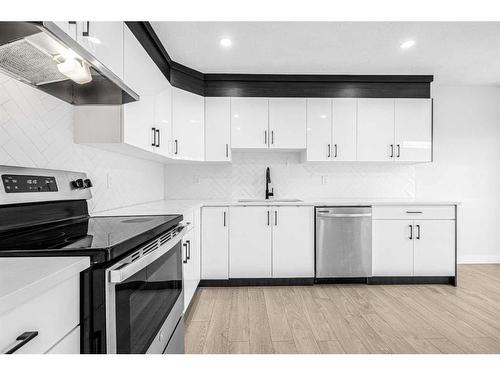 208 Falconridge Crescent Ne, Calgary, AB - Indoor Photo Showing Kitchen