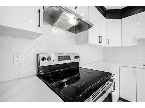 208 Falconridge Crescent Ne, Calgary, AB - Indoor Photo Showing Kitchen