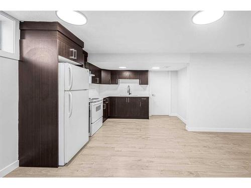 208 Falconridge Crescent Ne, Calgary, AB - Indoor Photo Showing Kitchen