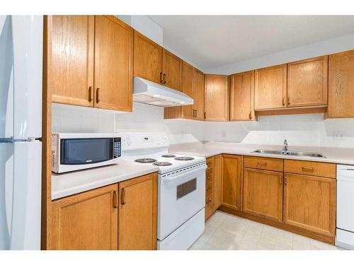 3309-3000 Sienna Park Green Sw, Calgary, AB - Indoor Photo Showing Kitchen With Double Sink