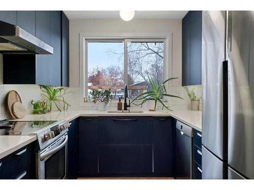 432 Lynnover Way Se, Calgary, AB - Indoor Photo Showing Kitchen