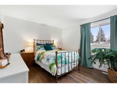 432 Lynnover Way Se, Calgary, AB - Indoor Photo Showing Bedroom