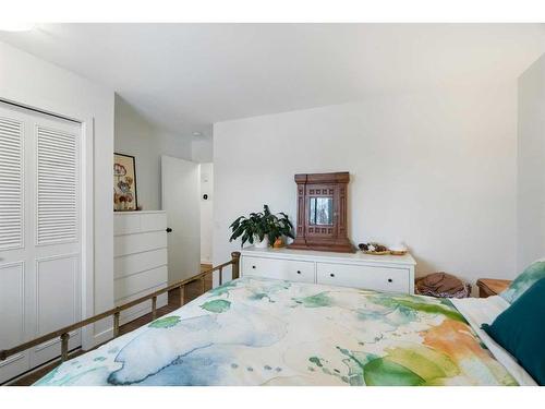 432 Lynnover Way Se, Calgary, AB - Indoor Photo Showing Bedroom