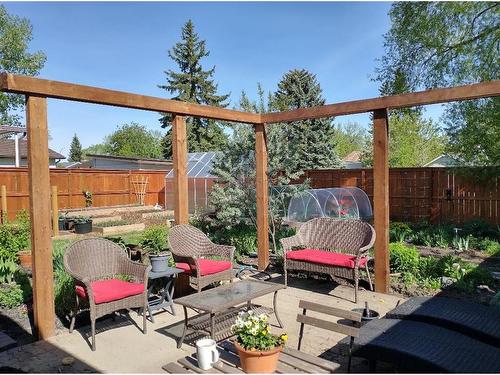 432 Lynnover Way Se, Calgary, AB - Outdoor