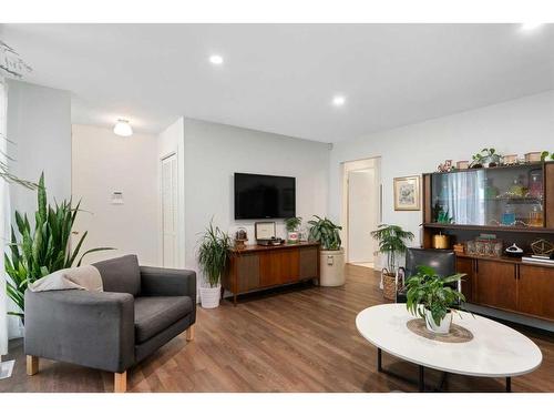 432 Lynnover Way Se, Calgary, AB - Indoor Photo Showing Living Room