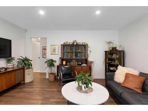 432 Lynnover Way Se, Calgary, AB - Indoor Photo Showing Living Room