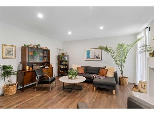 432 Lynnover Way Se, Calgary, AB - Indoor Photo Showing Living Room