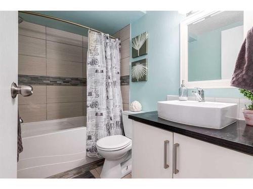 10-1739 24A Street Sw, Calgary, AB - Indoor Photo Showing Bathroom