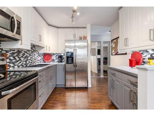 10-1739 24A Street Sw, Calgary, AB - Indoor Photo Showing Kitchen With Stainless Steel Kitchen