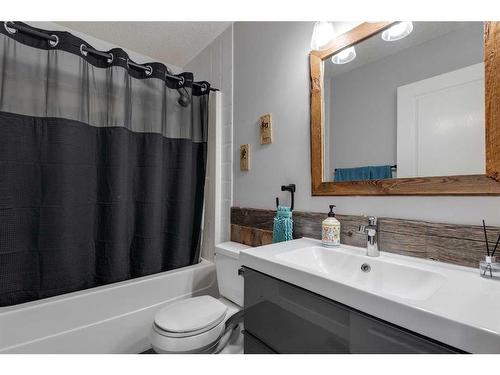 225 Cougar Ridge Drive Sw, Calgary, AB - Indoor Photo Showing Bathroom