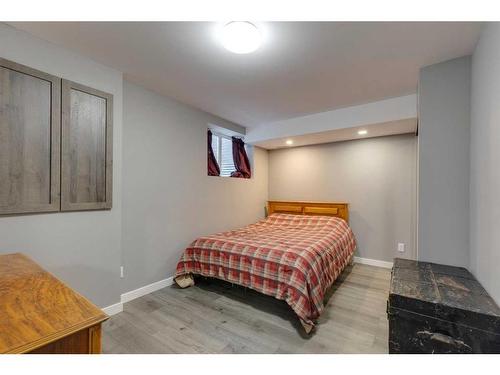 225 Cougar Ridge Drive Sw, Calgary, AB - Indoor Photo Showing Bedroom