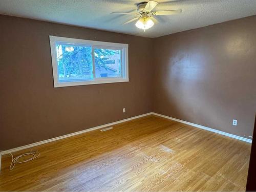 211 99 Avenue Se, Calgary, AB - Indoor Photo Showing Other Room