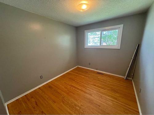 211 99 Avenue Se, Calgary, AB - Indoor Photo Showing Other Room