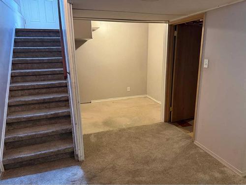 211 99 Avenue Se, Calgary, AB - Indoor Photo Showing Other Room