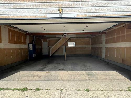 211 99 Avenue Se, Calgary, AB - Indoor Photo Showing Garage