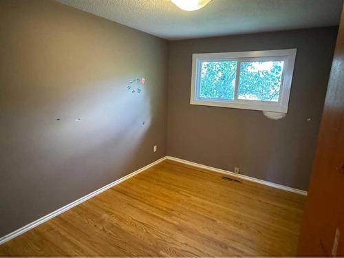 211 99 Avenue Se, Calgary, AB - Indoor Photo Showing Other Room