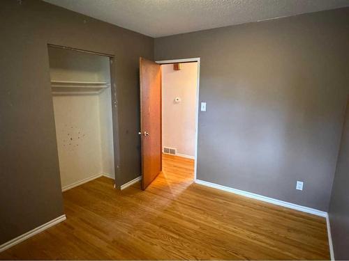 211 99 Avenue Se, Calgary, AB - Indoor Photo Showing Other Room