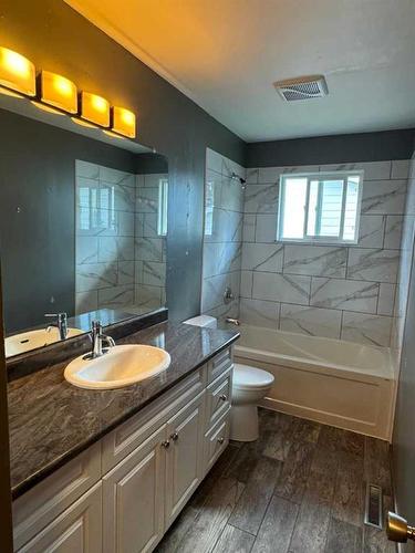 211 99 Avenue Se, Calgary, AB - Indoor Photo Showing Bathroom