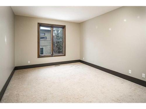 3524 8 Avenue Nw, Calgary, AB - Indoor Photo Showing Other Room