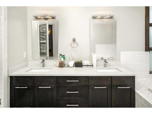 3524 8 Avenue Nw, Calgary, AB - Indoor Photo Showing Bathroom