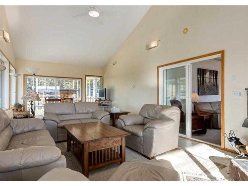 33567 Highway 584, Rural Mountain View County, AB - Indoor Photo Showing Living Room