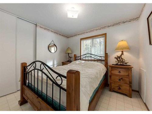 33567 Highway 584, Rural Mountain View County, AB - Indoor Photo Showing Bedroom