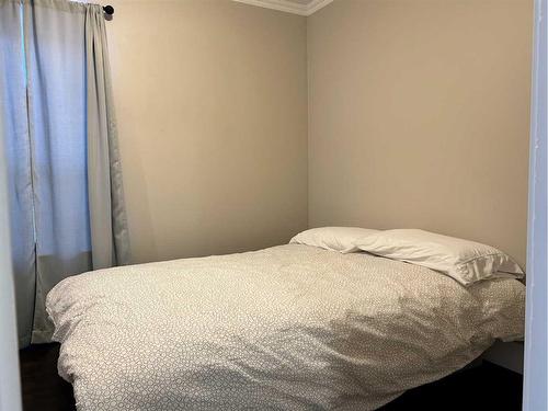 231 4 Avenue Se, Three Hills, AB - Indoor Photo Showing Bedroom