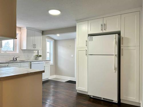 231 4 Avenue Se, Three Hills, AB - Indoor Photo Showing Kitchen