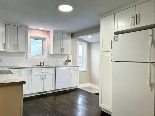 231 4 Avenue Se, Three Hills, AB - Indoor Photo Showing Kitchen