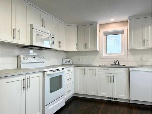 231 4 Avenue Se, Three Hills, AB - Indoor Photo Showing Kitchen