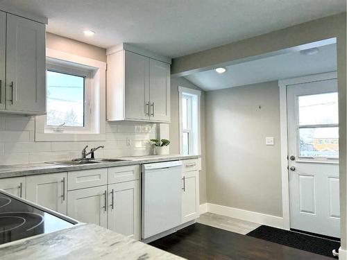 231 4 Avenue Se, Three Hills, AB - Indoor Photo Showing Kitchen With Double Sink