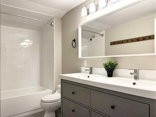 231 4 Avenue Se, Three Hills, AB - Indoor Photo Showing Bathroom