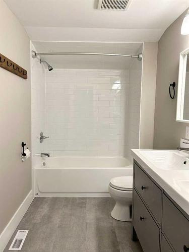 231 4 Avenue Se, Three Hills, AB - Indoor Photo Showing Bathroom