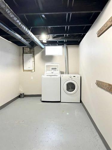 231 4 Avenue Se, Three Hills, AB - Indoor Photo Showing Laundry Room