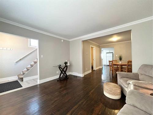 231 4 Avenue Se, Three Hills, AB - Indoor Photo Showing Living Room