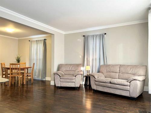 231 4 Avenue Se, Three Hills, AB - Indoor Photo Showing Living Room