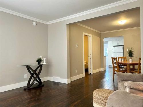 231 4 Avenue Se, Three Hills, AB - Indoor Photo Showing Living Room