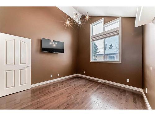 4432 20 Avenue Nw, Calgary, AB - Indoor Photo Showing Other Room