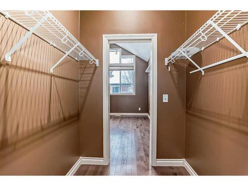 4432 20 Avenue Nw, Calgary, AB - Indoor With Storage