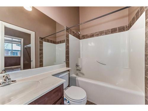 4432 20 Avenue Nw, Calgary, AB - Indoor Photo Showing Bathroom