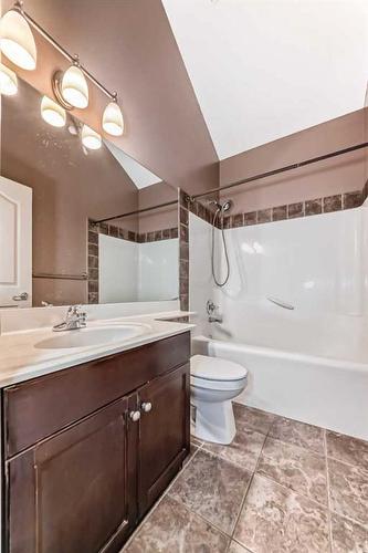 4432 20 Avenue Nw, Calgary, AB - Indoor Photo Showing Bathroom