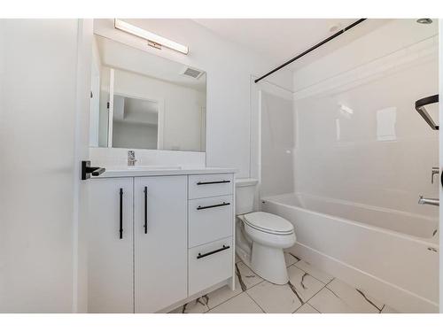 7522 202 Avenue Se, Calgary, AB - Indoor Photo Showing Bathroom