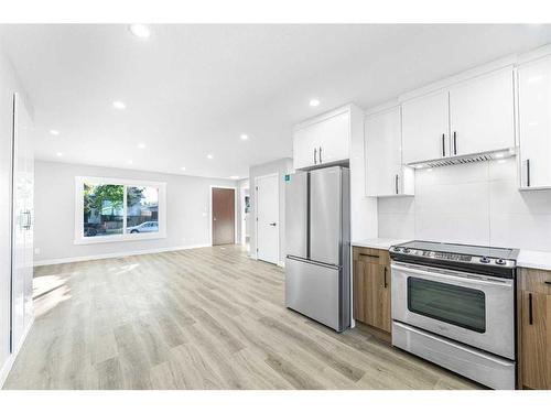 3239 Dovercliffe Road Se, Calgary, AB - Indoor Photo Showing Kitchen With Upgraded Kitchen