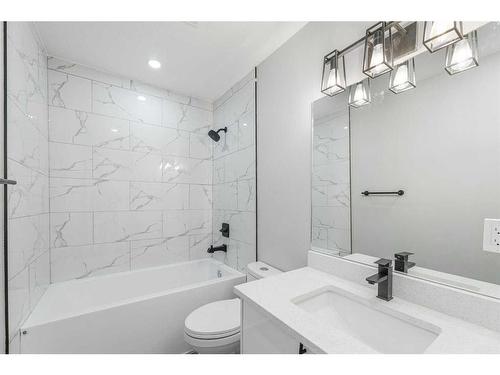 3239 Dovercliffe Road Se, Calgary, AB - Indoor Photo Showing Bathroom