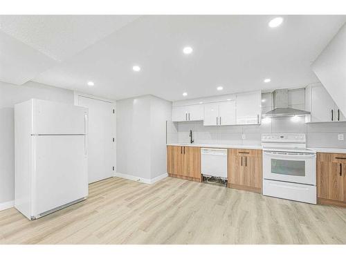 3239 Dovercliffe Road Se, Calgary, AB - Indoor Photo Showing Kitchen