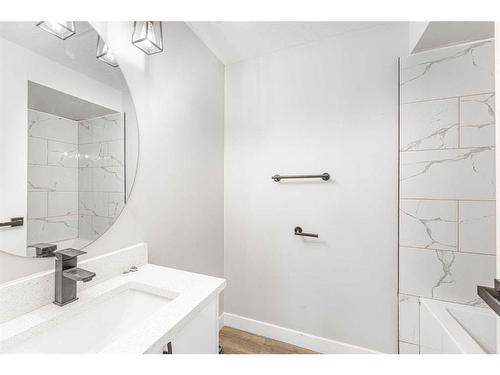 3239 Dovercliffe Road Se, Calgary, AB - Indoor Photo Showing Bathroom